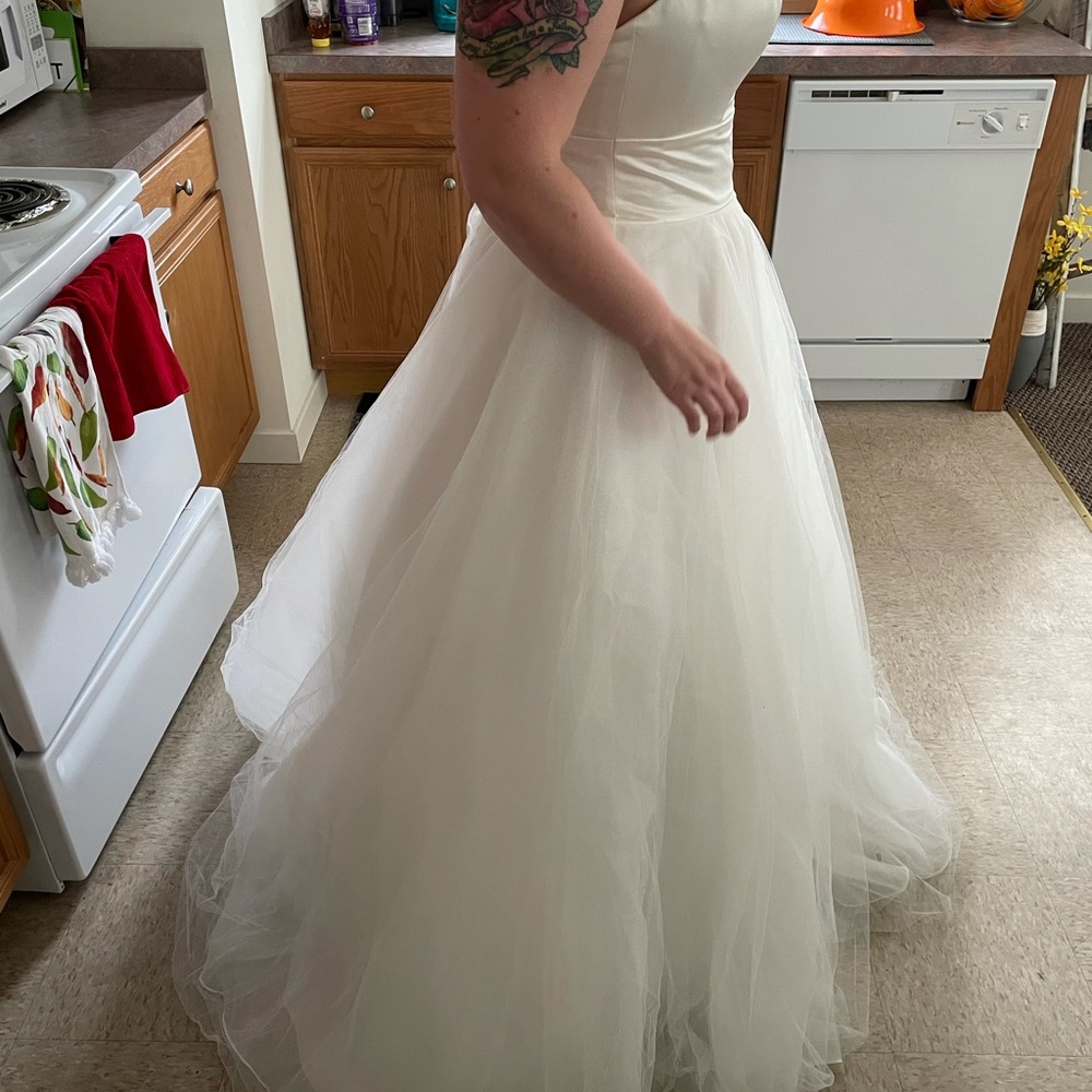Beautiful satin and tulle wedding dress - Picture 6 of 8